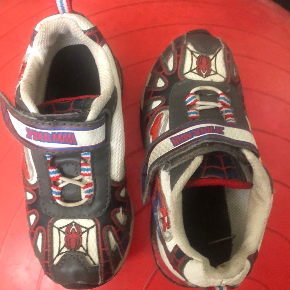 SPIDER-MAN light up sneakers- size 9.5 Toddler